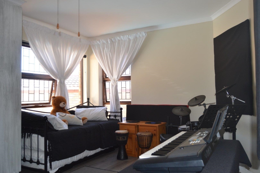 6 Bedroom Property for Sale in Wavecrest Eastern Cape